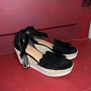 Black wedges